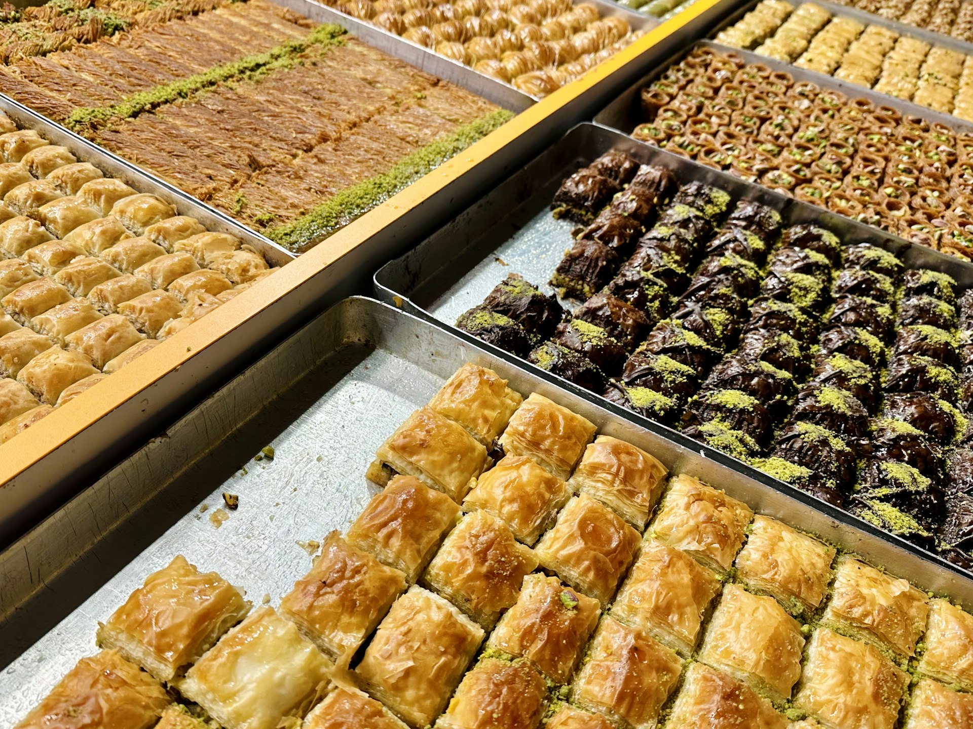 Vitrinde baklava tepsileri